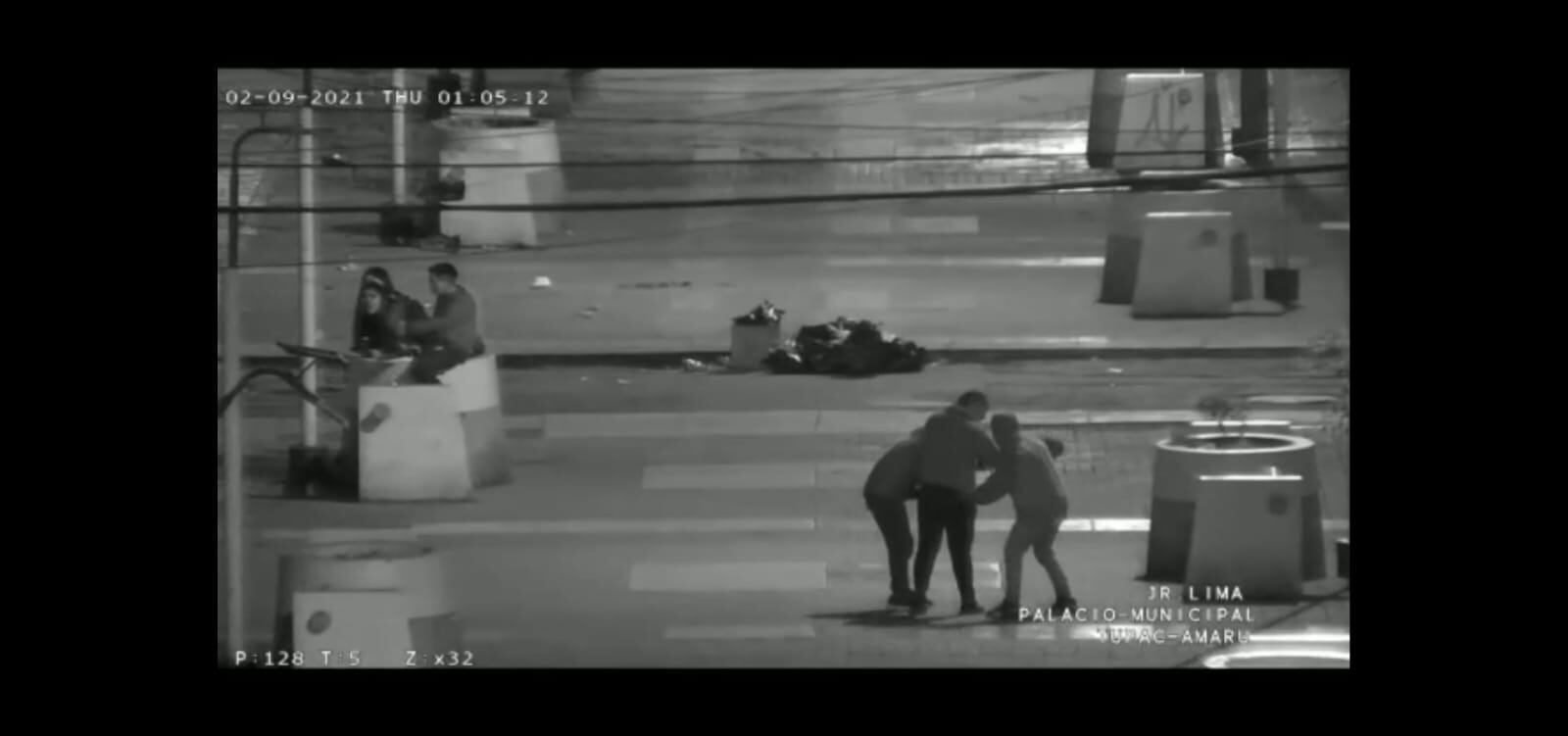 Asalto fue grabado por cámaras de seguridad del municipio de Comas. | Reproducción de vídeo