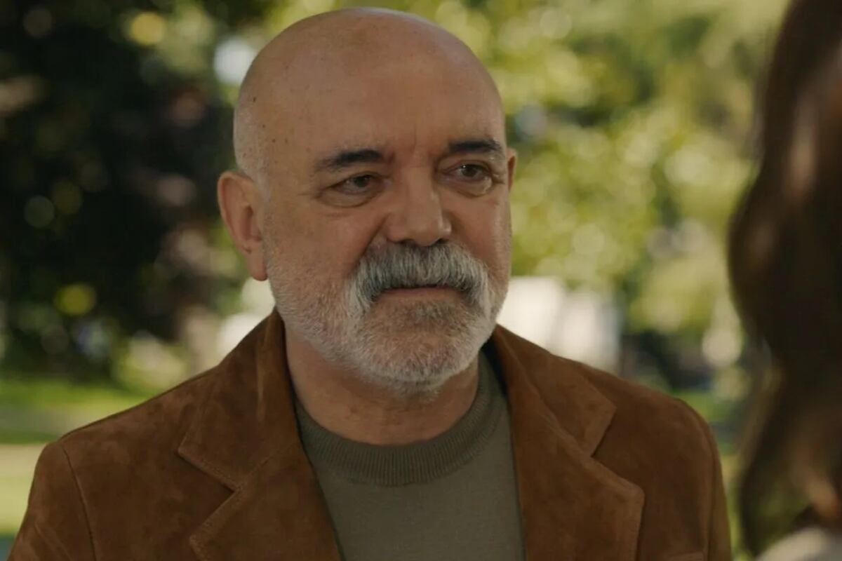 Ercan Kesal interpretando a un sorprendido Ali Sezai Okuyan (Foto: Tims & B Productions)