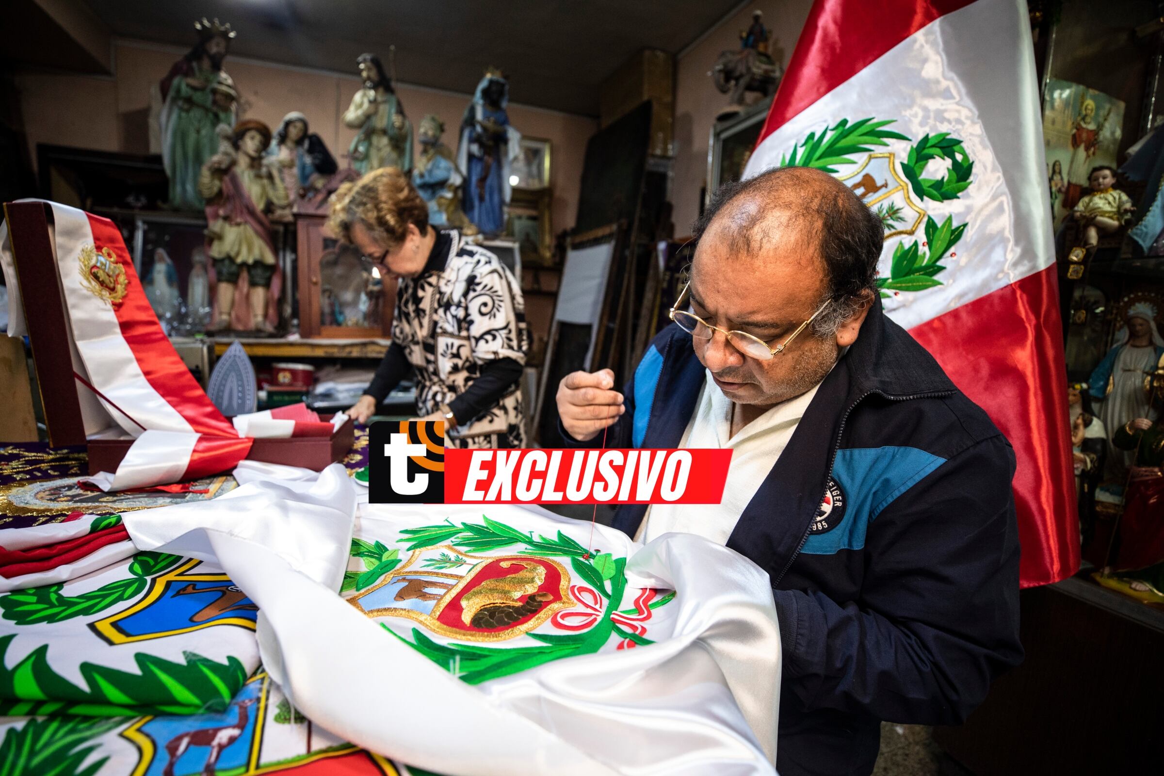Borda y confecciona banderas desde los 15 años. Foto: Joel Alonzo / Trome.