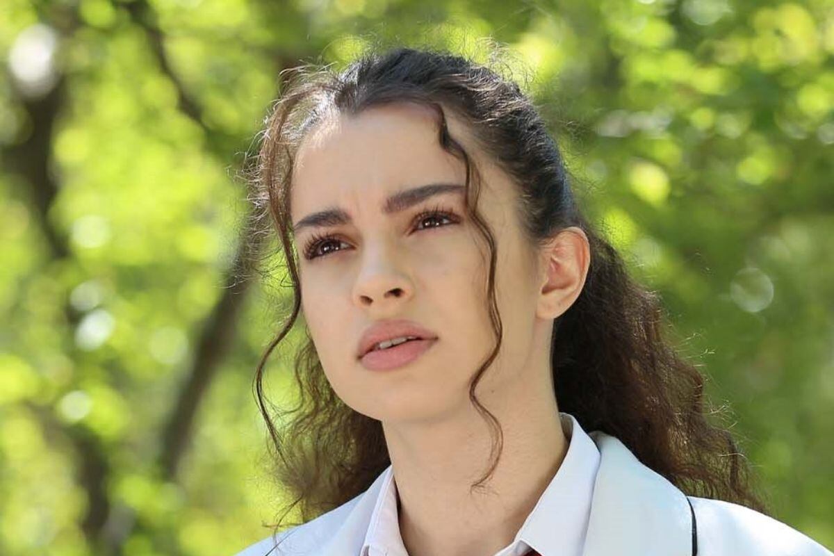 Su Burcu Yazgi Coşkun como Asiye Eren en "Hermanos" (Foto: NG Medya)