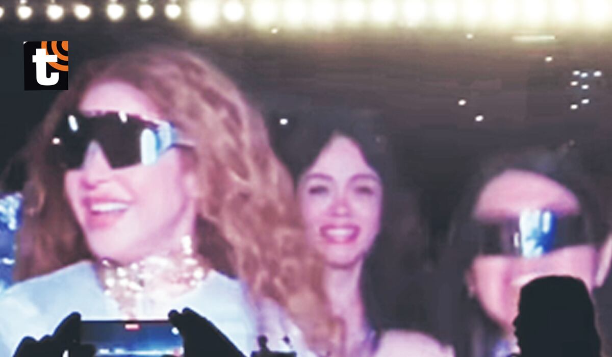 Se quitó los lentes porque de noche no ve nada y quería que su mamá la vea en las pantallas