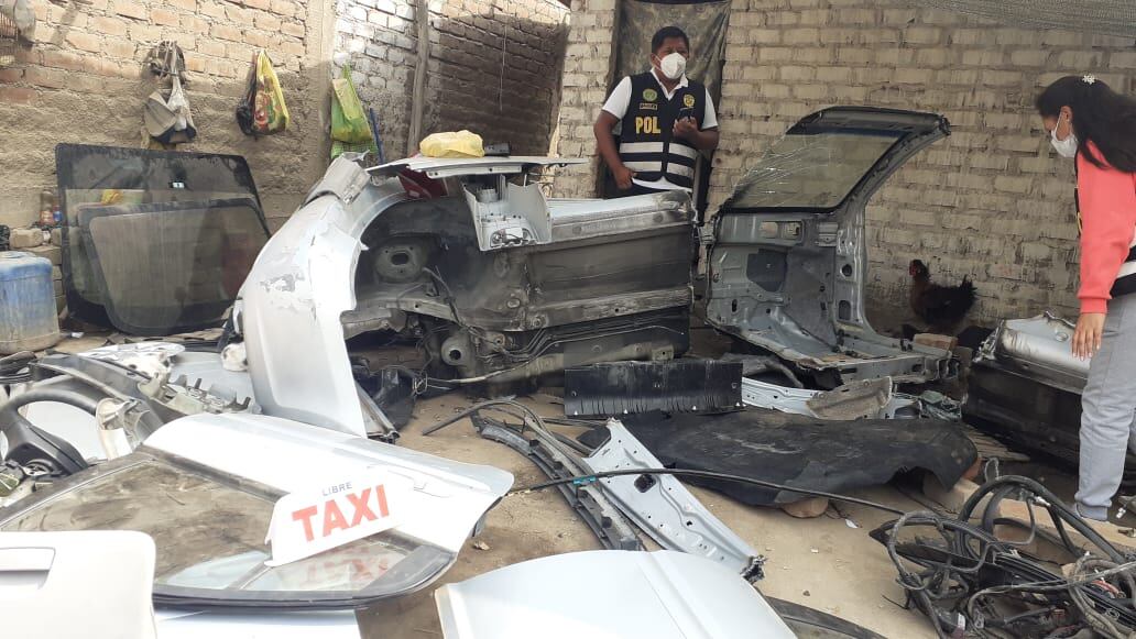 En solo unas horas, delincuentes desmantelaron por completo un taxi que fue robado en Surco. (fotos: Mónica Rochabrum/Trome)