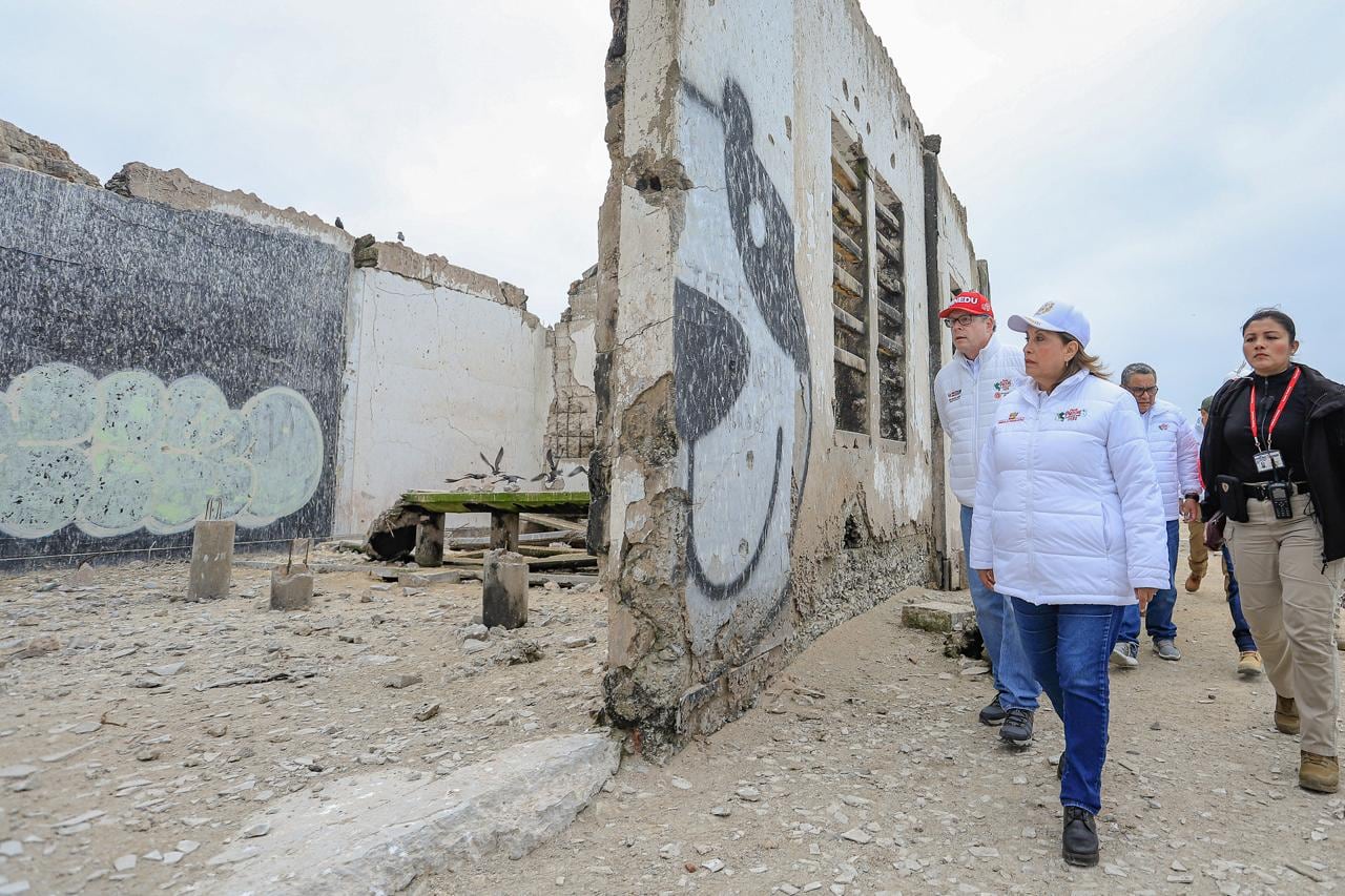 La presidenta Dina Boluarte recorrió lo que queda del penal de El Frontón. (INPE)