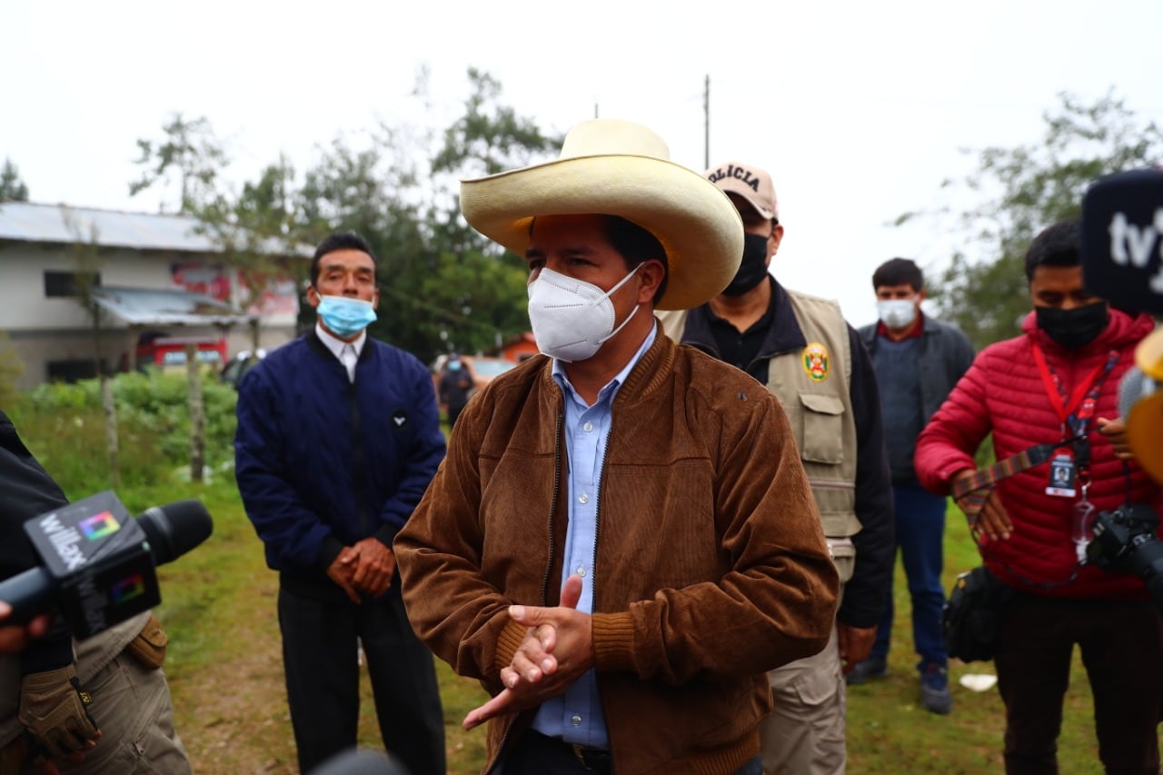 El candidato de Perú Libre, Pedro Castillo, realizó el tradicional desayuno electoral junto a su familia, sus padres y allegados. También repartió panes y tamales a la prensa. (Fotos: Hugo Curotto / @photo.gec)