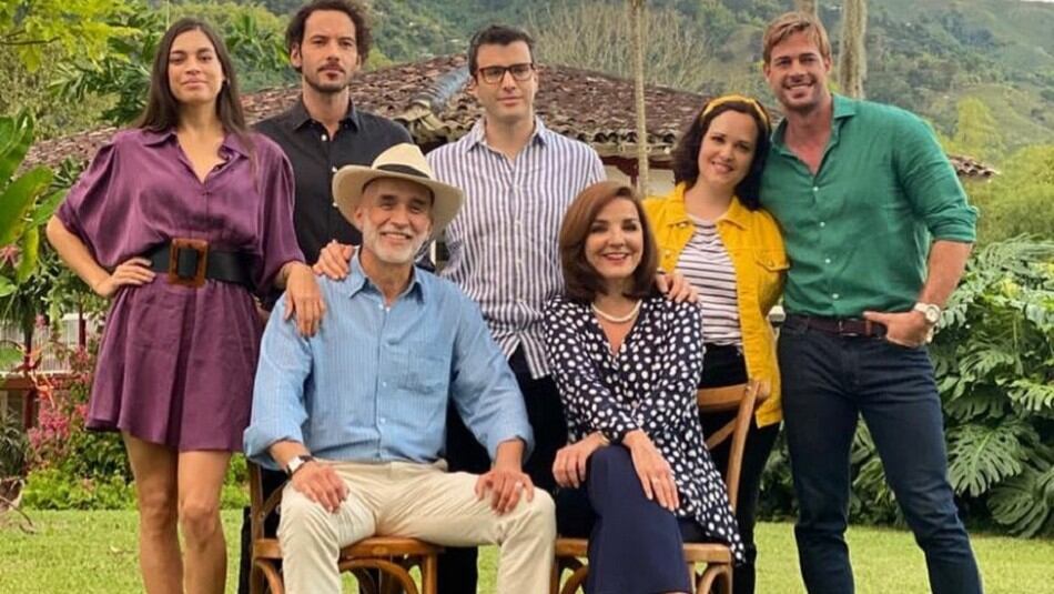 Laura Archbold, William Levy, Laura Lodoño y parte del reparto de "Café con aroma de mujer" (Foto: Telemundo)