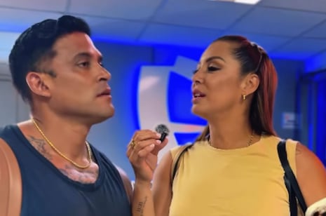 Christian Domínguez dijo que Karla Tarazona lleva en su cartera una foto y una prenda de él