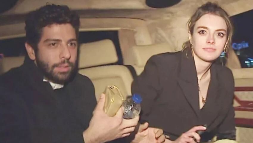 Melis Sezen y Mehmet Uygun saliendo de un local donde de comida en Etiler, Estambul (Foto: medios turcos)