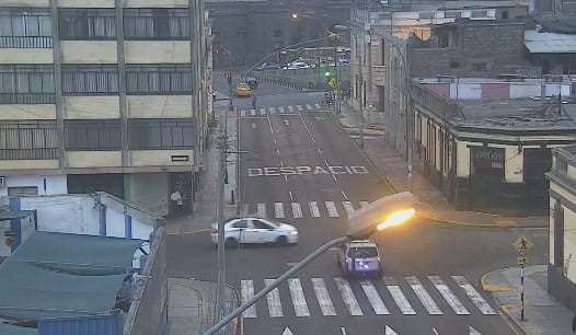 Cámara de seguridad de la MML registró el impacto entre dos vehículos en el cruce de los jirones Zepita y Cañete, en el Centro de Lima.