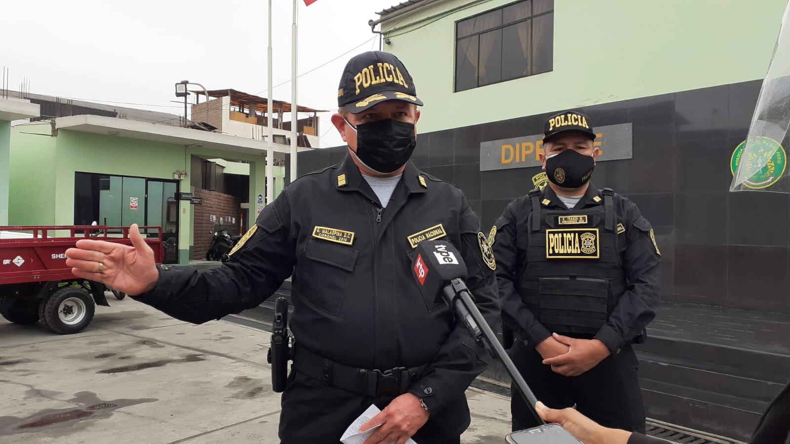 Policías de Diprove recuperan camión robado, a cuyo chofer, secuestraron y amarraron para robarle la pesada unidad. Además recuperaron partes de otros 10 vehículos pesados. (foto: Mónica Rochabrum)