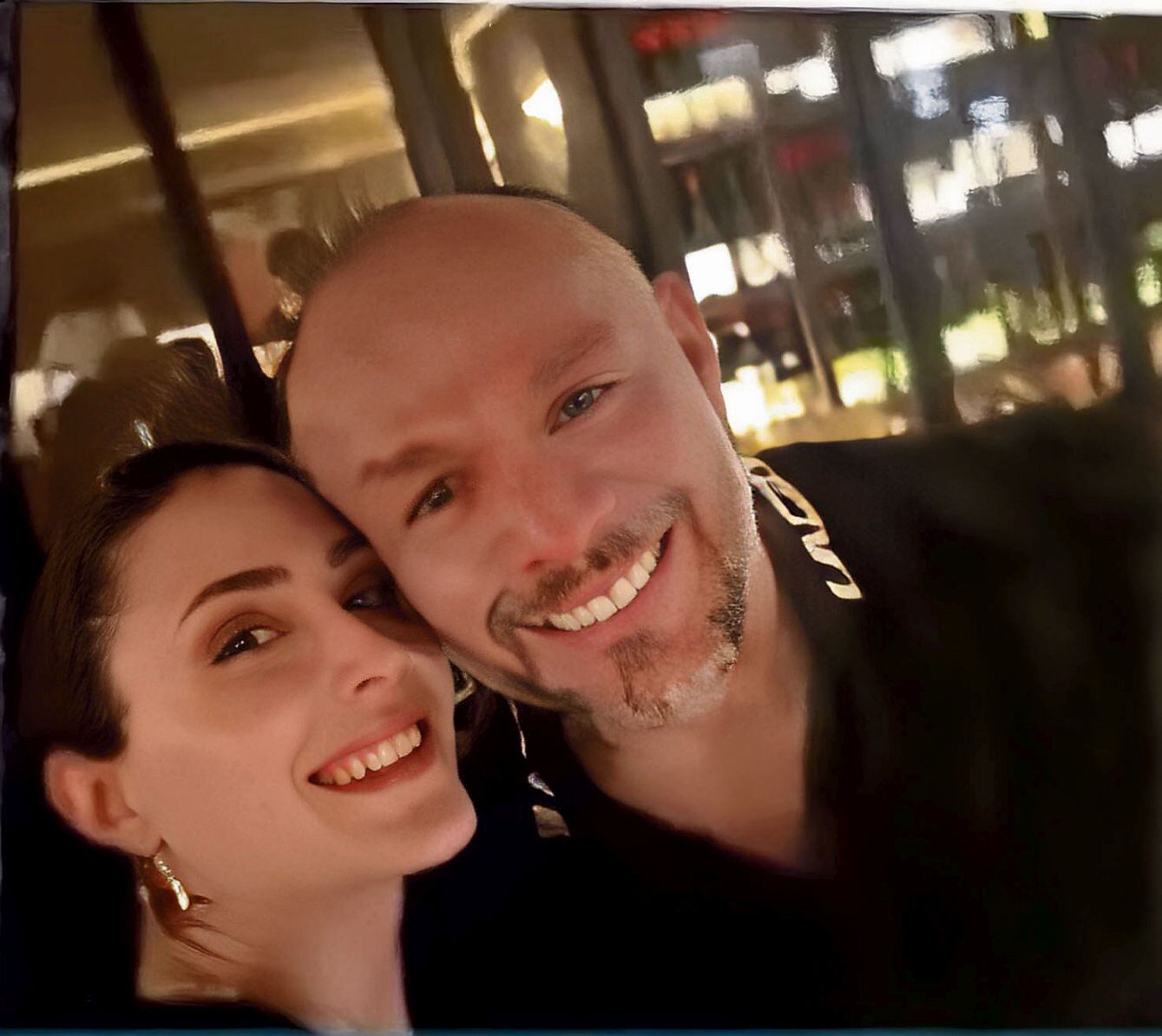 Jackson Mora y periodista española