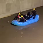 Arequipa: Rescatan con balsa a cuatro personas que quedaron atrapadas en inundación en la variante de Uchumayo