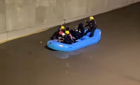 Arequipa: Rescatan con balsa a cuatro personas que quedaron atrapadas en inundación en la variante de Uch...