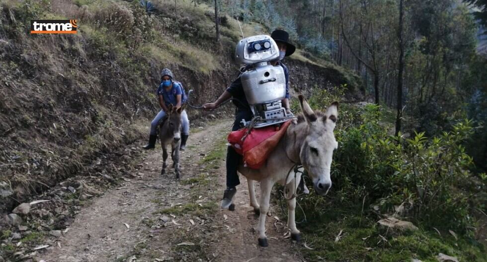 Maestros se esfuerzan por innovar estrategias para sus clases en comunidades alejadas, como el profesor Walter Velásquez con su robot Kipi. (Trome)