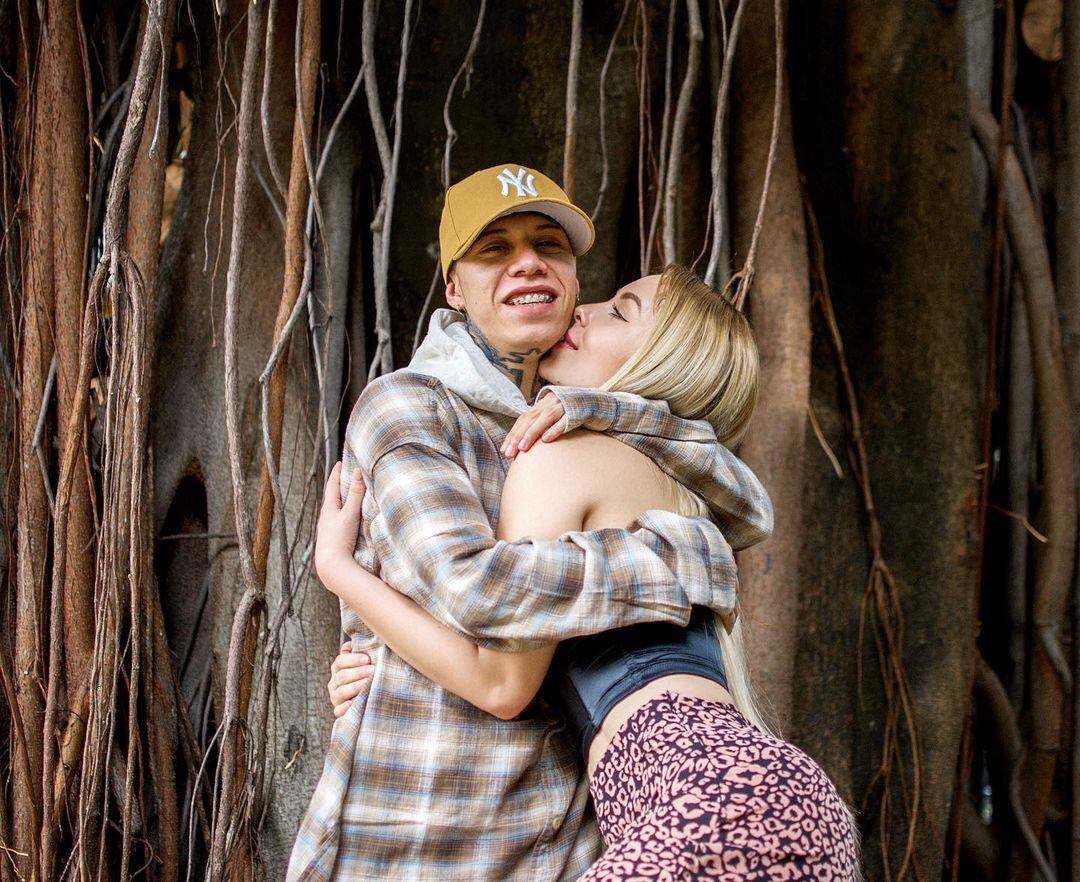 Santa Fe Klan y Maya Nazor siempre demuestran su felicidad en las redes sociales. (Foto: Santa Fe Klan / Instagram)