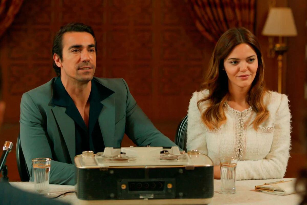 Züleyha y Mehmet cuando anunciaron su compromiso en "Tierra amarga" (Foto: Tims & B Productions)