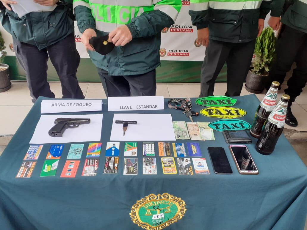 Policías de la comisaría de José Gálvez atrapan a dos presuntos asaltantes. (fotos: Mónica Rochabrum/trome)