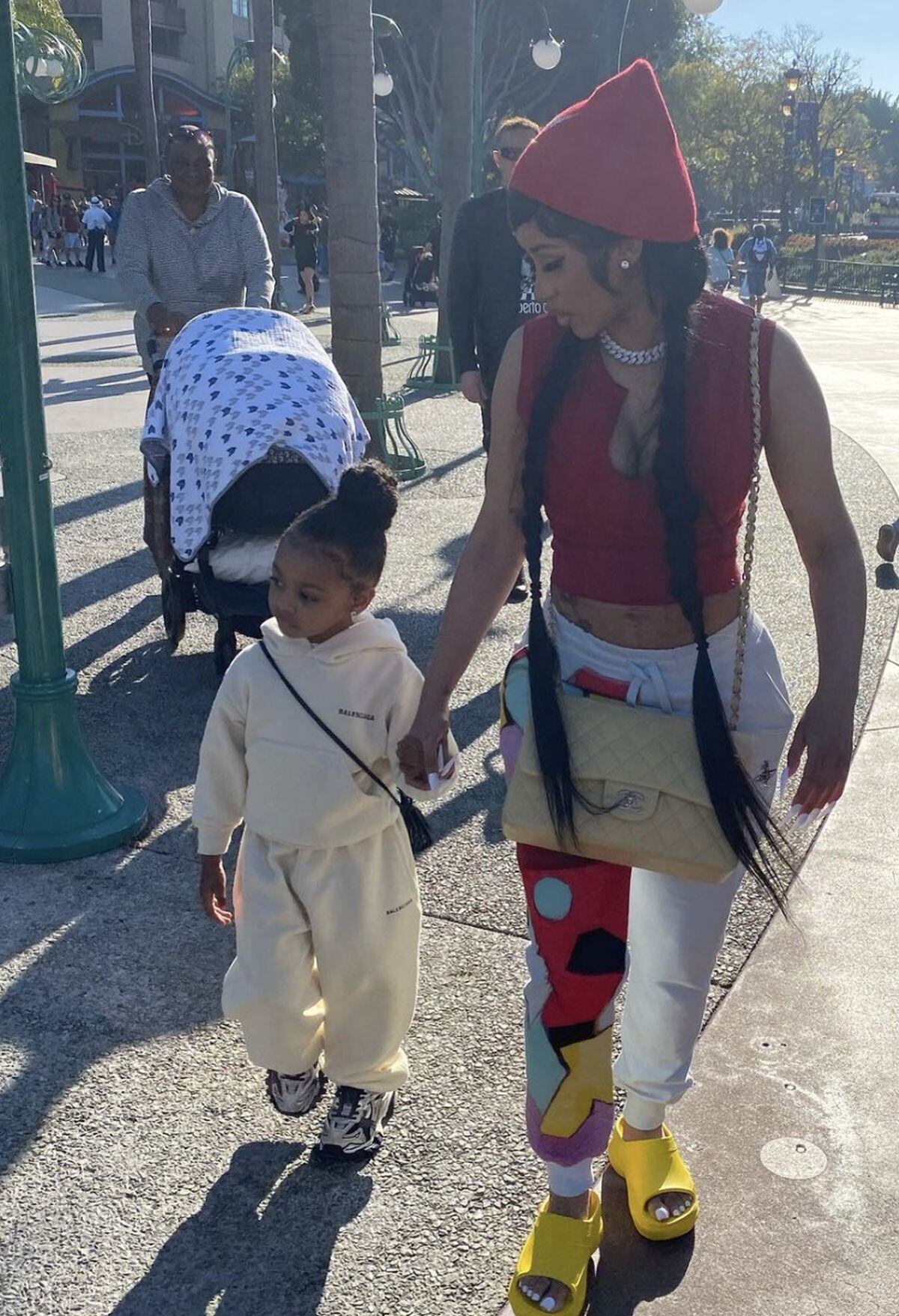 Junto su pequeña Kulture, caminando por Disneylandia (Foto: Cardi B / Instagram)