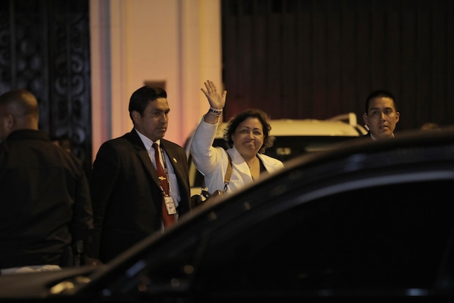 Dina Boluarte y su gabinete de ministros se retiran de palacio luego que el congreso aprobará su vacancia.
Foto: Joel Alonso @photo.gec
