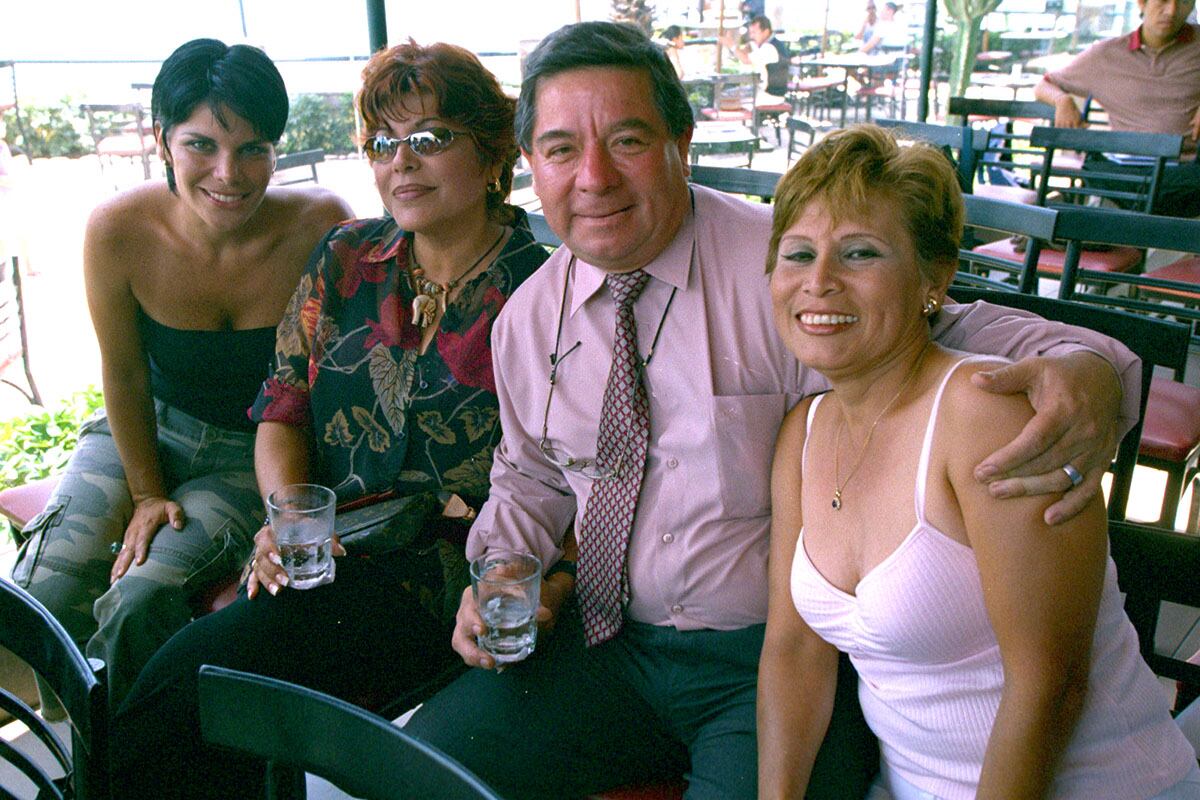 La serie alcanzó un gran éxito, pero las diferencias administrativas de Panamericana y la falta de pago que existía en la televisora en el 2004, generaron que Aguilar y Gigio Aranda dejaran la televisora para enfocarse en otros proyectos en el canal de la competencia; donde dirigió la serie “Así es la vida” hasta 2008, ubicándola como líder en su horario durante los años que estuvo en el aire.