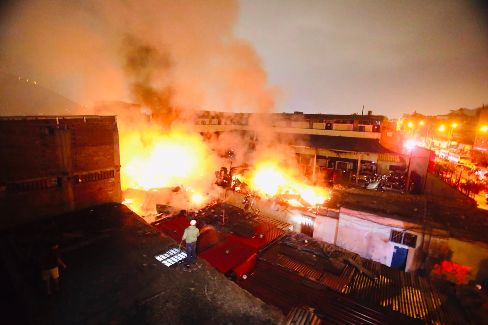 El incendio destruyó 10 viviendas en una quinta en Barrios Altos, pero no dejó heridos ni fallecidos según autoridades. (Foto: César Grados / @photo.gec)