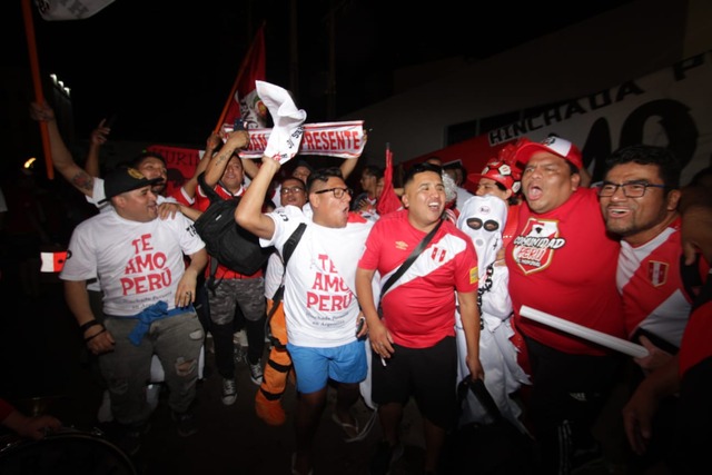 Hinchas peruanos en Paraguay realizaron el clásico banderazo y luego recogieron toda la basura que generaron. Foto: Alan Ramírez | Trome