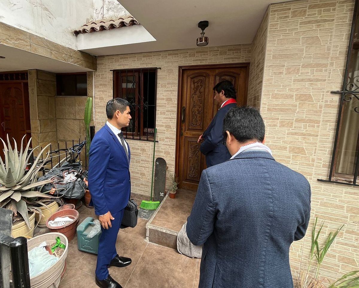 Personal del Área de Denuncias Constitucionales de la Fiscalía de la Nación en el domicilio de Raúl Doroteo en Surco. (Foto: Ministerio Público)