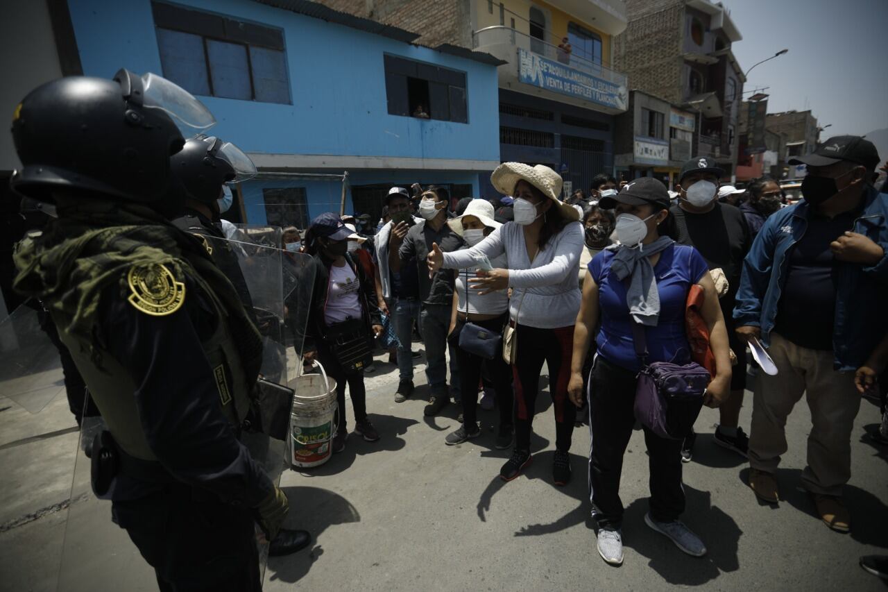 Lugar que albergaba a 1.400 comerciantes fue cerrado tras el voraz incendio que destruyó 150 puestos. (foto: JOEL ALONZO)