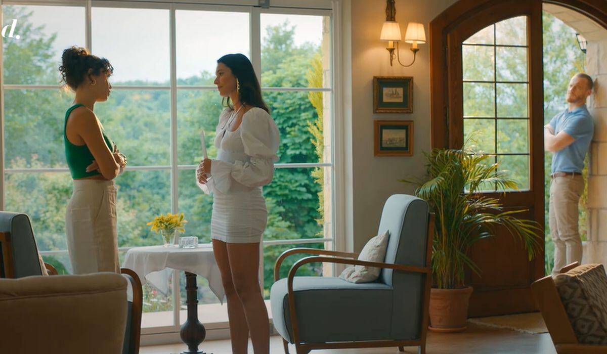 Cuando la señora Deniz le dice a Eda que Serkan trabajará en el proyecto de su hotel (Foto: MF Yapim)