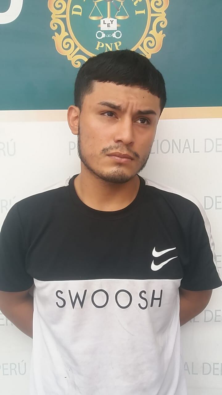 Policías de Depincri San Juan de Lurigancho atraparon a 'Aldair' y 'Carlitos' cuando iban a asaltar grifo. Tenían un revólver, una réplica de pistola, pasamontañas y croquis del grifo.