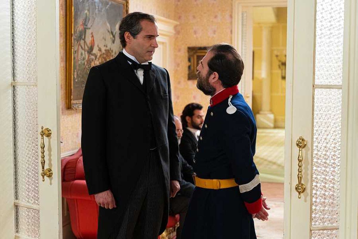 El mayordomo de "La promesa" llega a hacerle la vida imposible a los empleados (Foto: RTVE)