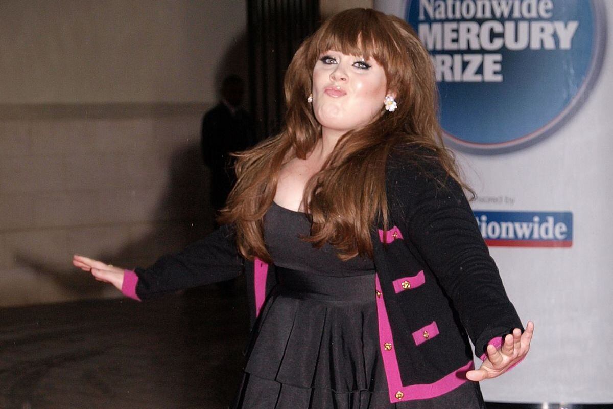 Adele realiza algunos pasos de baile en la alfombra a la llegada de los Mercury Music Awards en el centro de Londres el 9 de septiembre de 2008 (Foto: AFP)