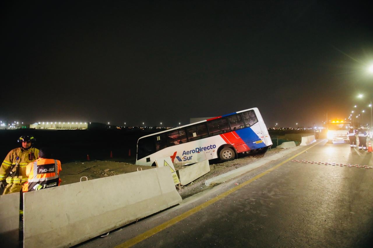 Bus de servicio de traslado al aeropuerto Jorge Chávez, de AeroDirecto Sur, se despista en el ingreso al terminal. (Foto: César Grados / @photo.gec)