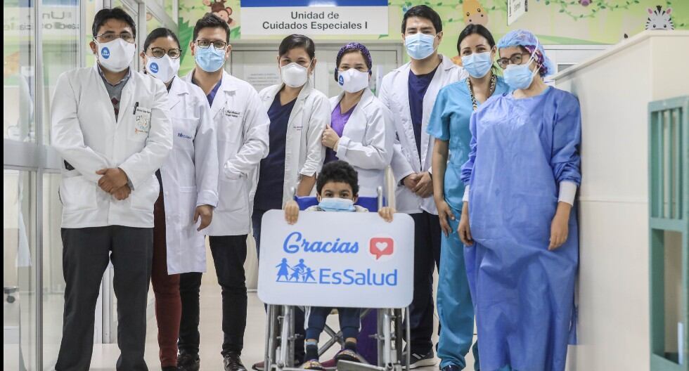 Padre dona parte de su hígado y salva a su niño con exitoso trasplante realizado en el Hospital Rebagliati. (EsSalud)