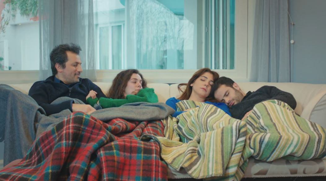 Todo es paz y felicidad en la casa de campo de Raif. (Foto: Antena 3)