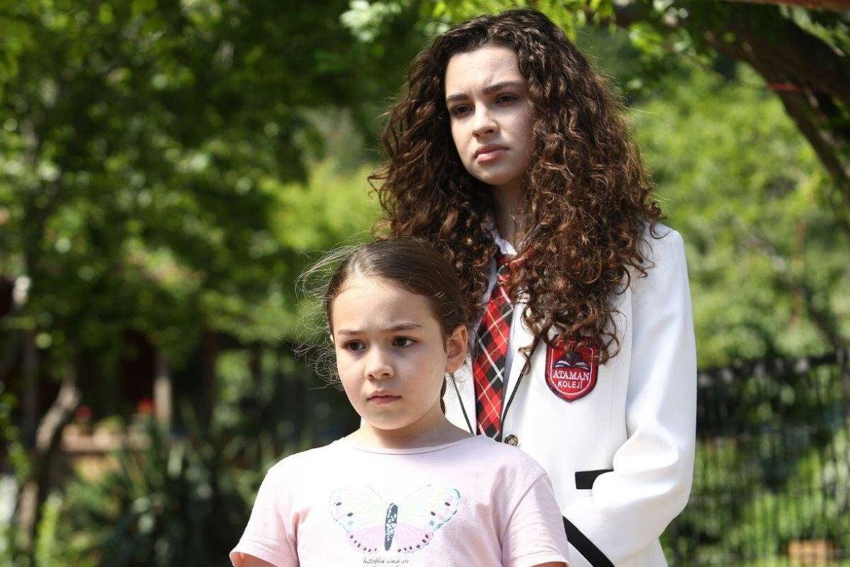 Su Burcu Yazgı Coşkun como Asiye Eren y Aylin Akpinar como Emel Eren en "Hermanos", "Kardeşlerim", en su idioma original (Foto: NG Medya)