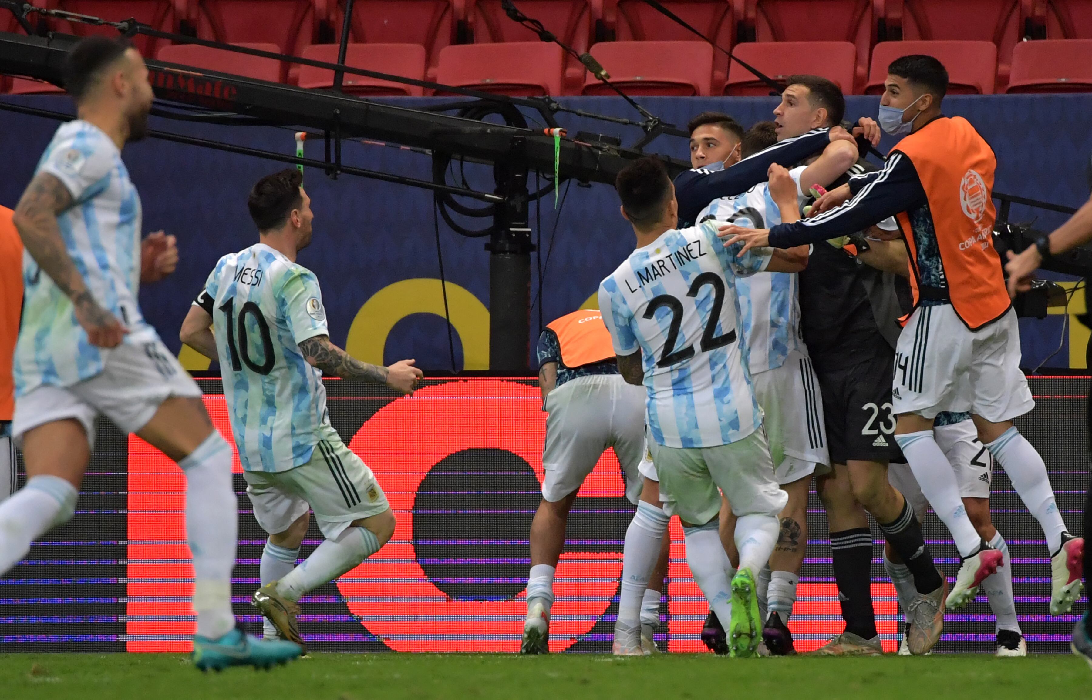 Emiliano Martínez fue la figura de Argentina al atajar tres penales a la selección colombiana (Foto: AFP)
