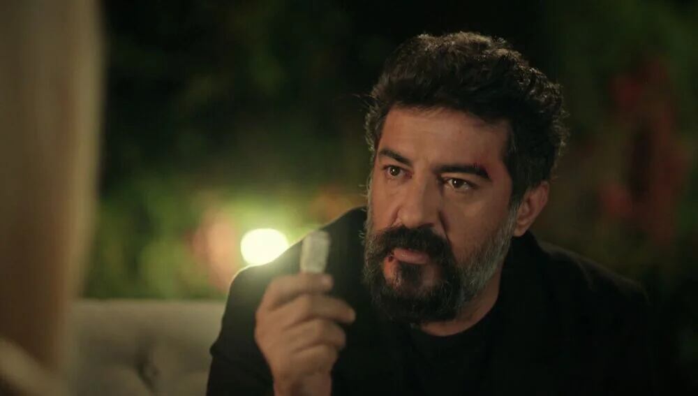 Akif roba las pruebas en su contra en la telenovela turca "Hermanos" (Foto: NG Medya)