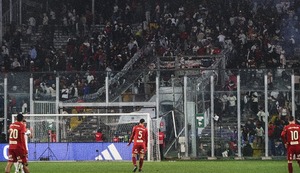 ¡QUÉ VERGÜENZA! Partido entre Universitario y Colo-Colo se suspendió por agresiones y lanzamientos de bombardas de hinchas chilenos a peruanos