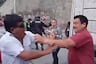 Congresista Edwin Martínez se agarra a golpes con manifestante en Arequipa | VIDEO