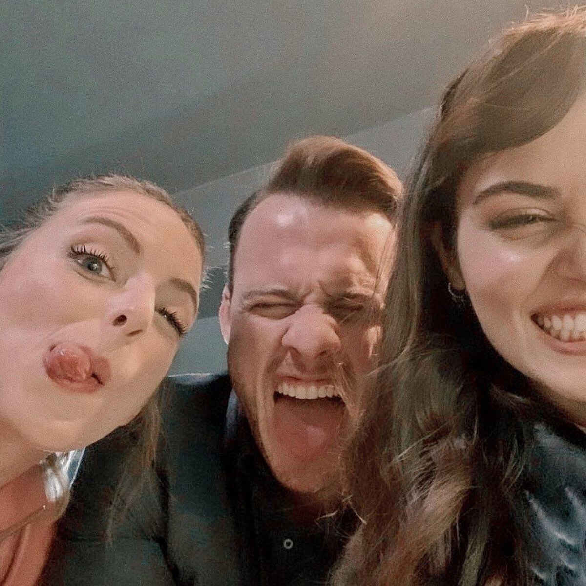 Bige Önal comparte en sus redes una foto con Kerem Bürsin y Hande Erçel (Foto: Bige Önal / Instagram)