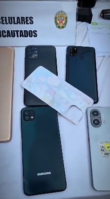 Celulares que fueron incautados a la banda criminal.