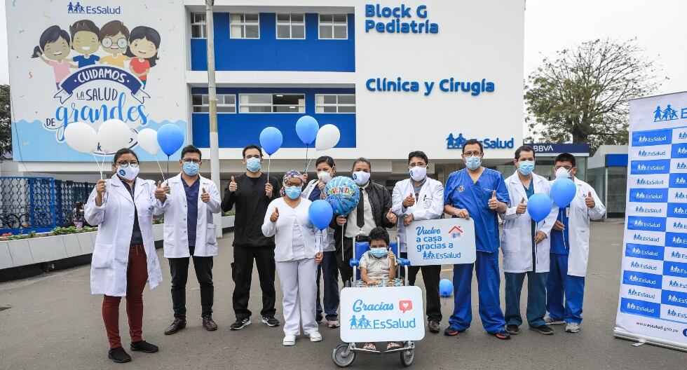 Padre dona parte de su hígado y salva a su niño con exitoso trasplante realizado en el Hospital Rebagliati. (EsSalud)