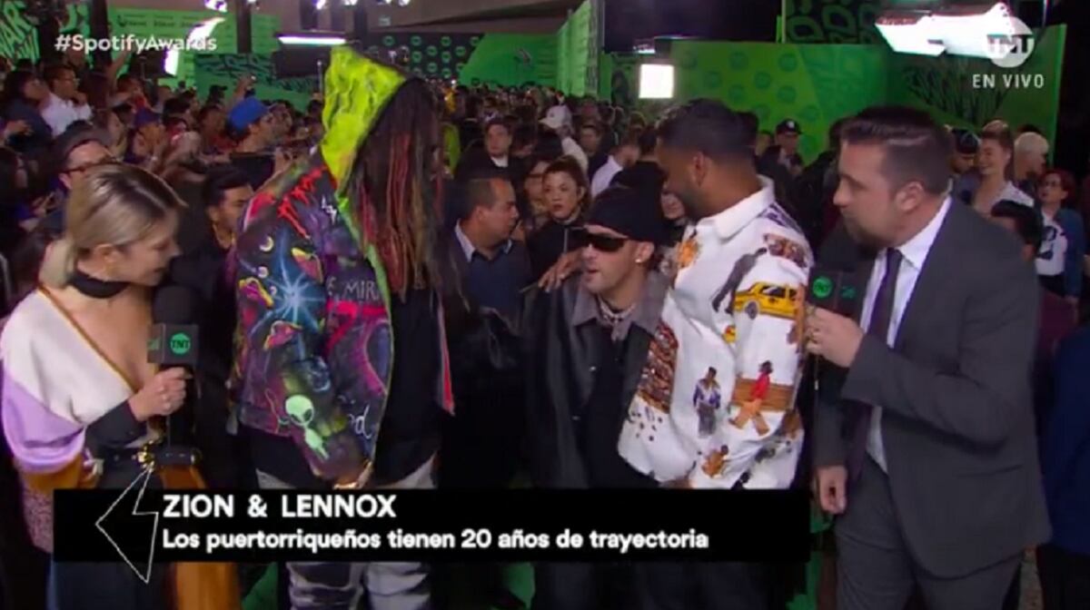 Bad Bunny interrumpe entrevista para abrazar a Zion. (Foto: Captura TNT)