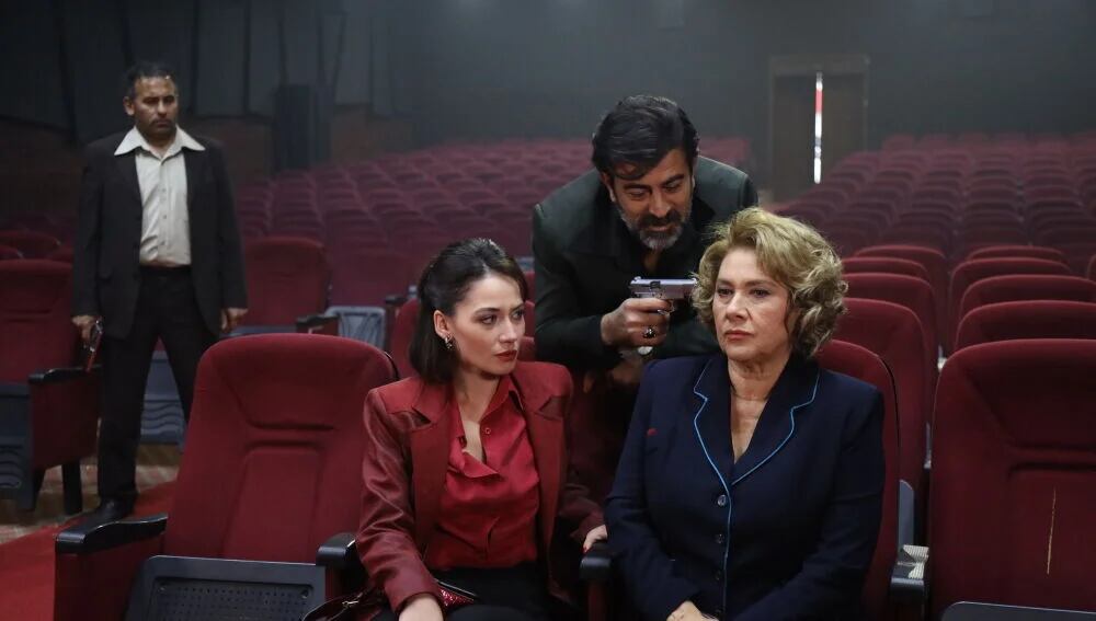 Lütfiye es amenazada en la telenovela "Tierra amarga" (Foto: Tims & B Productions)