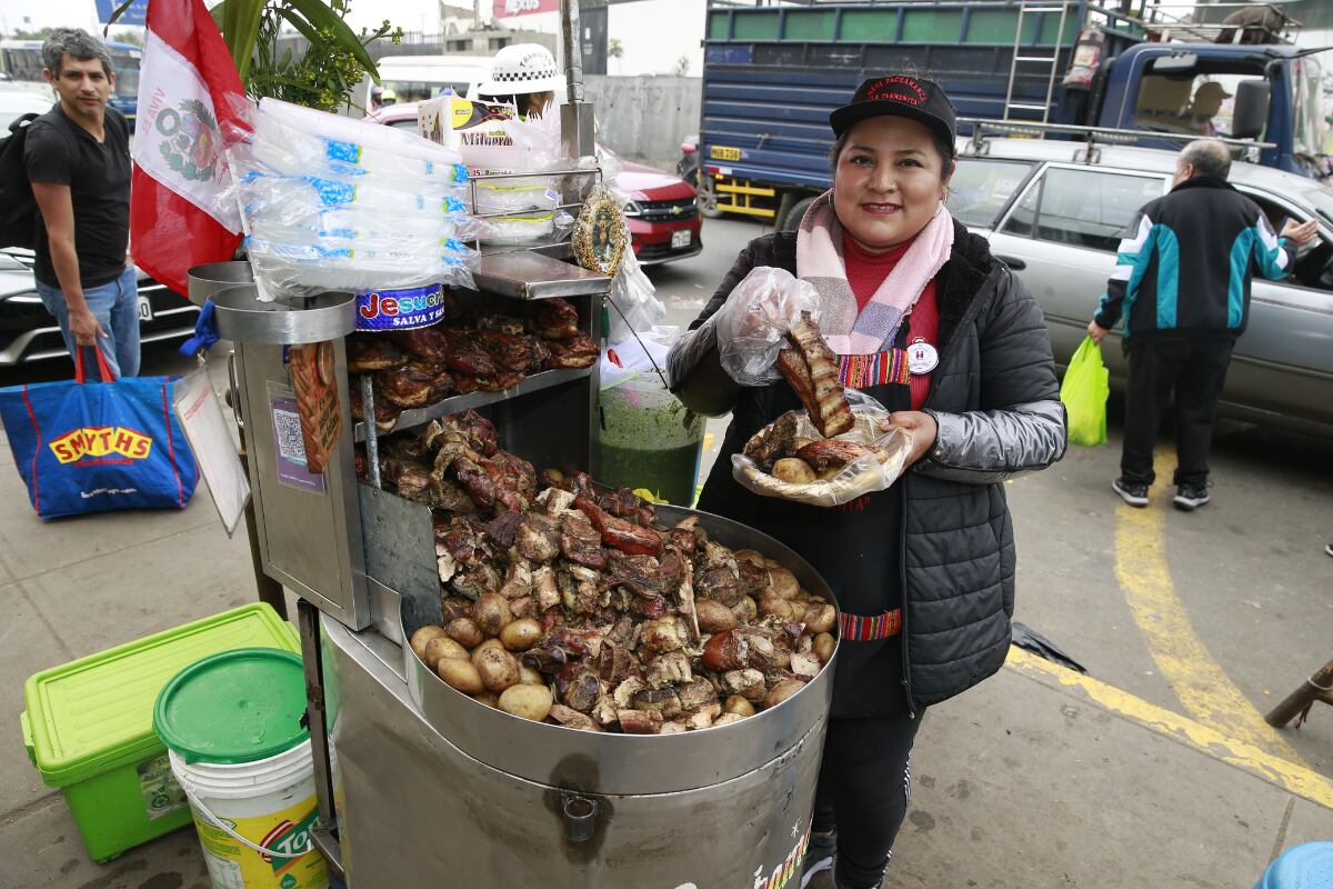 Tarmeña Violeta Susana Quiñones vende sabroso potaje en el Mercado Mayorista de Frutas N°2. Foto: Allengino Quintana