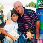 Entre flores y recuerdos: La comunidad de adultos mayores honra la memoria de Luis Dibós y sus compañeros.