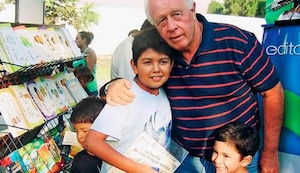 Entre flores y recuerdos: La comunidad de adultos mayores honra la memoria de Luis Dibós y sus compañeros.