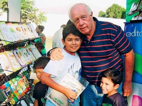 Entre flores y recuerdos: La comunidad de adultos mayores honra la memoria de Luis Dibós y sus compañeros...