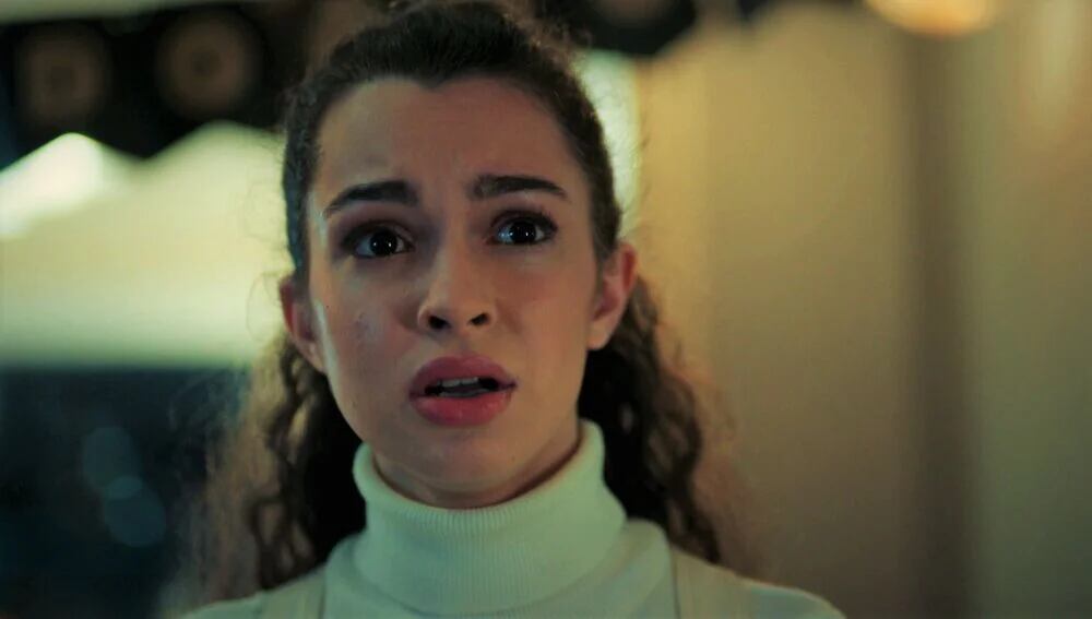 Asiye sorprendida por la revelación sobre la muerte de su madre en la telenovela turca "Hermanos" (Foto: NG Medya)