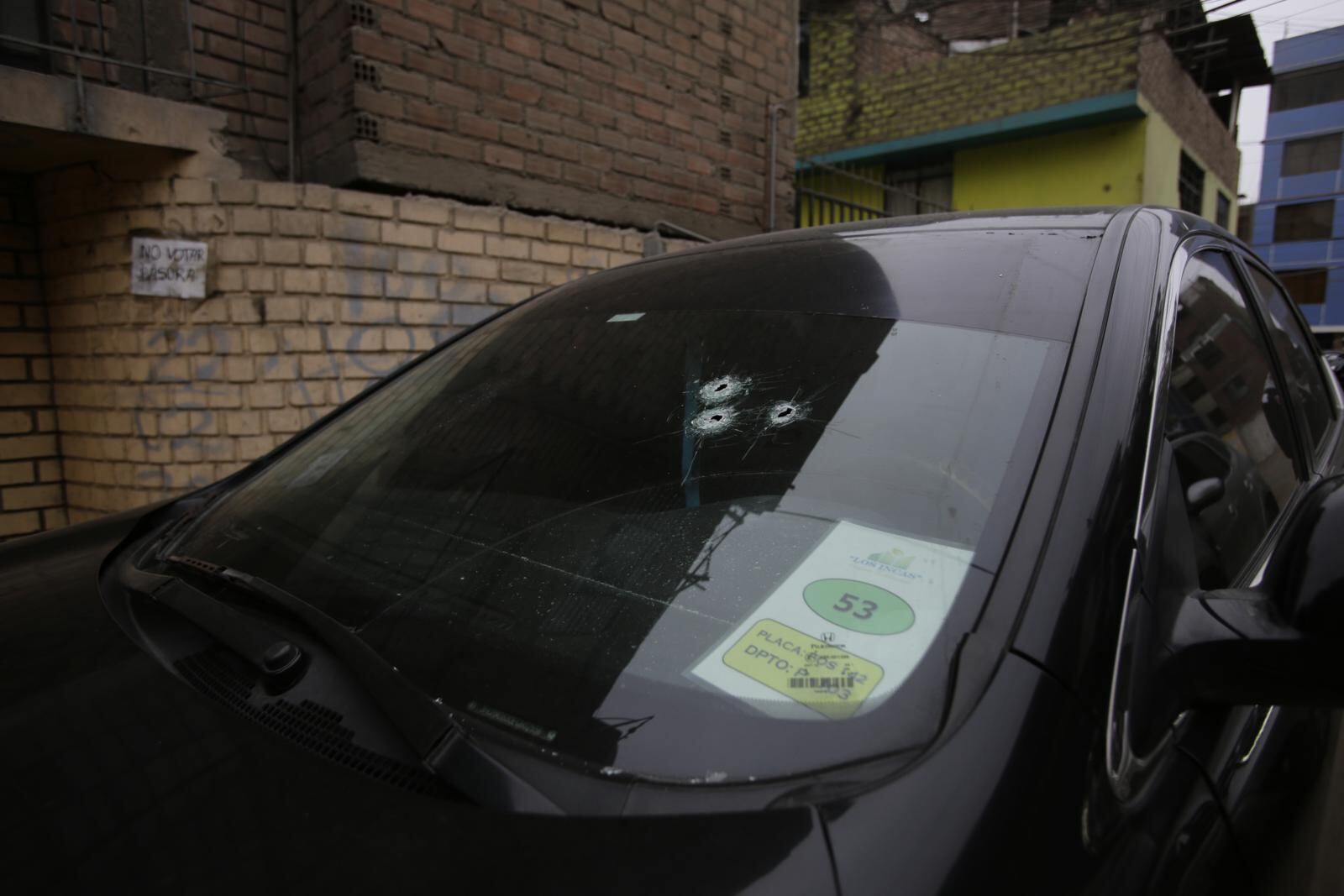 Los tres impactos que recibió el vehículo de la víctima. | Foto: Jessica Vicente / Diario Trome